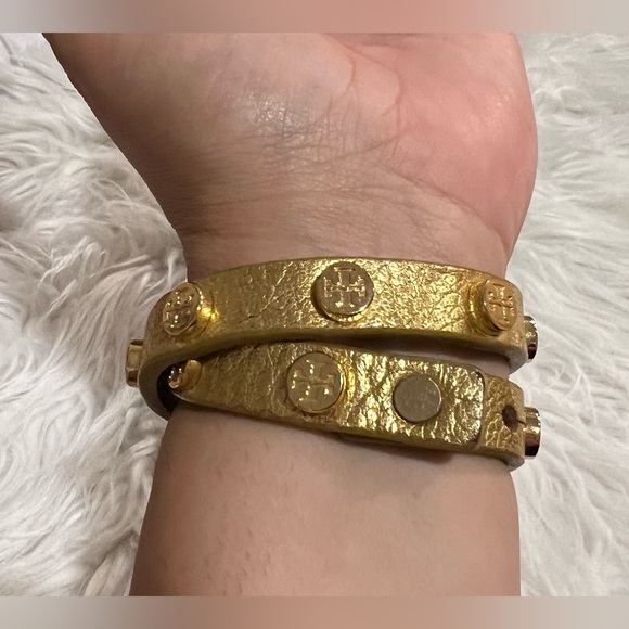 Tory Burch- Miller Leather Double Wrap Stud Bracelet in gold ✨ - Picture 6 of 9